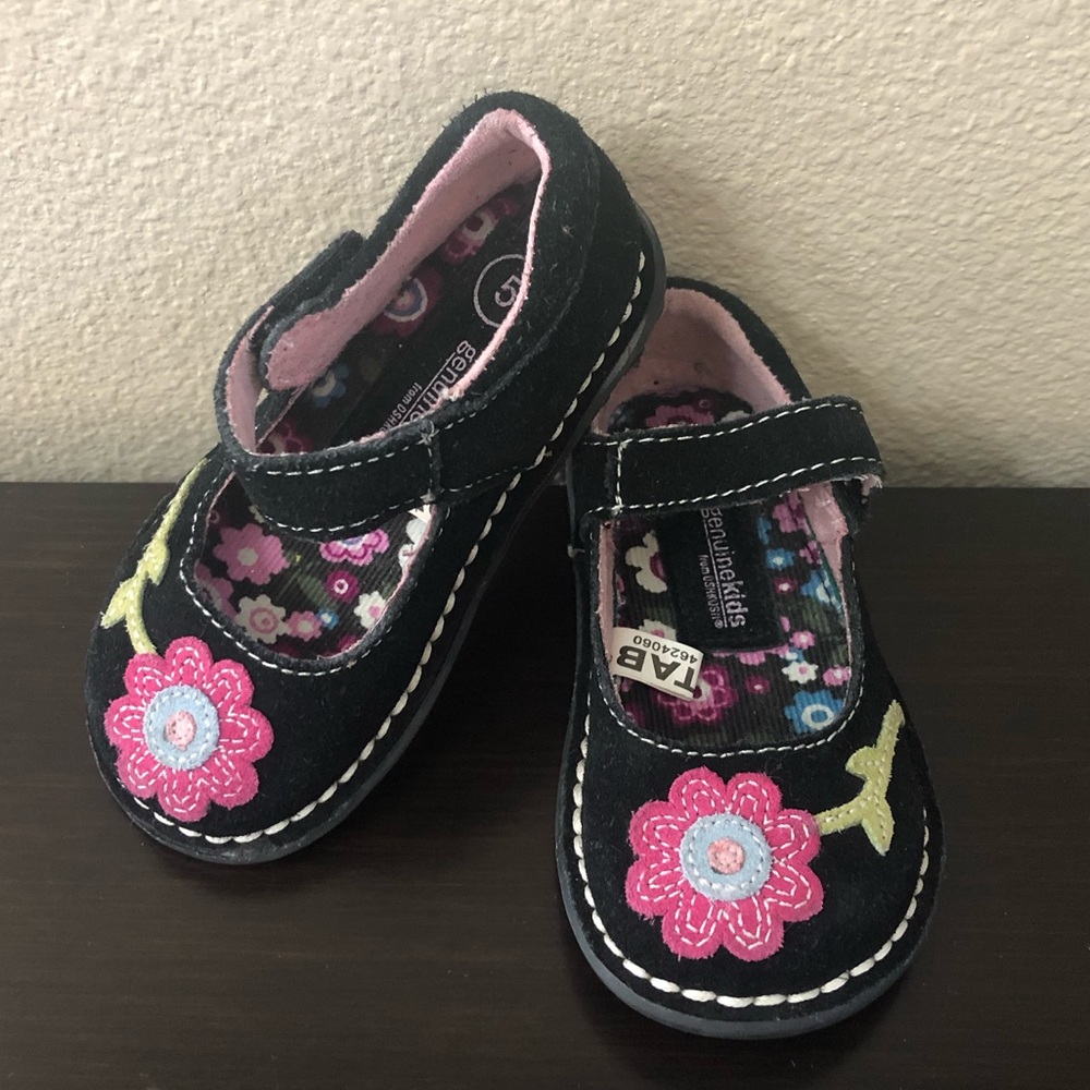 Adorable Oshkosh shoes for little girl Size 5